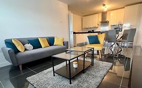 Beautiful 2 Bed, 2 Bathroom Modern Flat With Free Parking